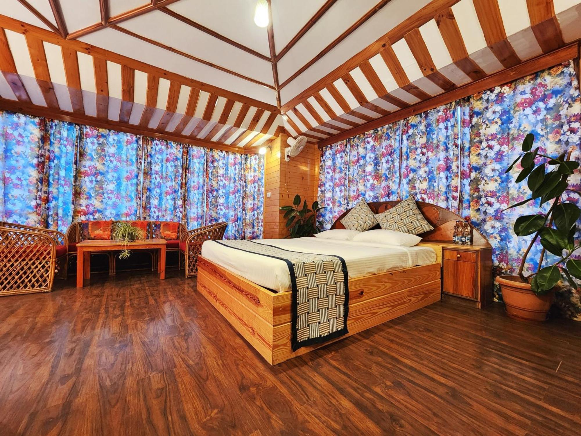Hotel Pineview Шимла Экстерьер фото