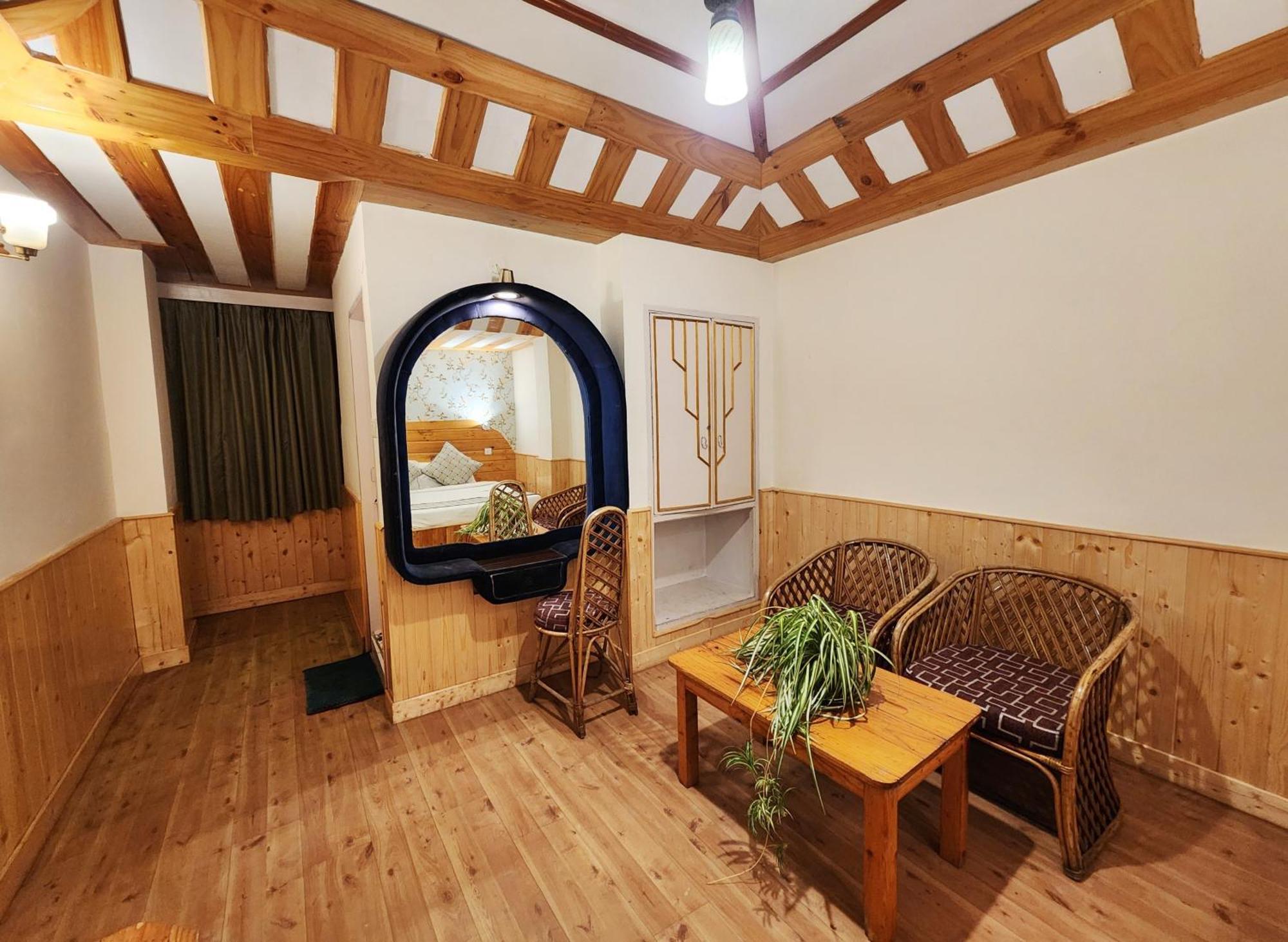 Hotel Pineview Шимла Экстерьер фото